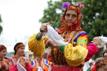 Женщина в русском национальмом костюме, г. Ставрополь, 21 мая 2011 года.