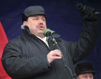 Во время митинга КПРФ ЗА ДОСТОЙНУЮ ЖИЗНЬ И ЧЕСТНЫЕ ВЫБОРЫ на Манежной площади. На снимке: депутат Госдумы РФ Геннадий Гудков. 21 января 2012 года.