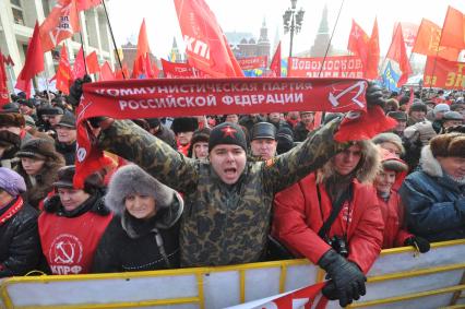 Во время митинга КПРФ  ЗА ДОСТОЙНУЮ ЖИЗНЬ И ЧЕСТНЫЕ ВЫБОРЫ  на Манежной площади. На снимке: молодой человек держит шарф с надписью КОММУНИСТИЧЕСКАЯ ПАРТИЯ РОССИЙСКОЙ ФЕДЕРАЦИИ. 21 января 2012 года.