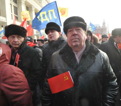 Во время митинга КПРФ ЗА ДОСТОЙНУЮ ЖИЗНЬ И ЧЕСТНЫЕ ВЫБОРЫ на Манежной площади. На снимке: мужчина с красным флажком. 21 января 2012 года.