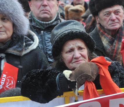 Во время митинга КПРФ  ЗА ДОСТОЙНУЮ ЖИЗНЬ И ЧЕСТНЫЕ ВЫБОРЫ  на Манежной площади. На снимке: старая коммунистка. 21 января 2012 года.