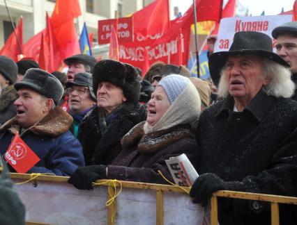 Во время митинга КПРФ  ЗА ДОСТОЙНУЮ ЖИЗНЬ И ЧЕСТНЫЕ ВЫБОРЫ  на Манежной площади. На снимке: старые коммунисты. 21 января 2012 года.