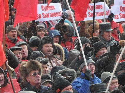 Во время митинга КПРФ ЗА ДОСТОЙНУЮ ЖИЗНЬ И ЧЕСТНЫЕ ВЫБОРЫ на Манежной площади. На снимке: женщина держит плакат КУРЯНЕ ЗА ЗЮГАНОВА! 21 января 2012 года.