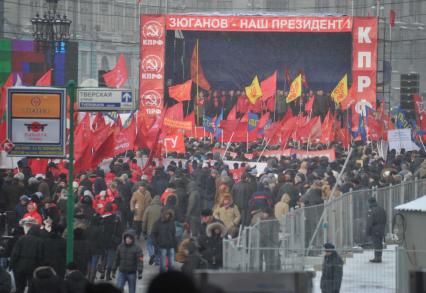 Во время митинга КПРФ  ЗА ДОСТОЙНУЮ ЖИЗНЬ И ЧЕСТНЫЕ ВЫБОРЫ  на Манежной площади. 21 января 2012 года.