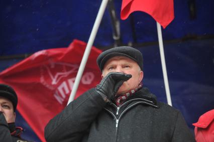 Во время митинга КПРФ ЗА ДОСТОЙНУЮ ЖИЗНЬ И ЧЕСТНЫЕ ВЫБОРЫ на Манежной площади. На снимке: лидер КПРФ Геннадий Зюганов. 21 января 2012 года.