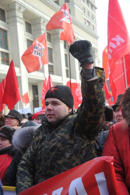 Во время митинга КПРФ  ЗА ДОСТОЙНУЮ ЖИЗНЬ И ЧЕСТНЫЕ ВЫБОРЫ  на Манежной площади. 21 января 2012 года.