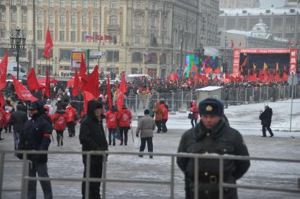 Во время митинга КПРФ  ЗА ДОСТОЙНУЮ ЖИЗНЬ И ЧЕСТНЫЕ ВЫБОРЫ  на Манежной площади. На снимке: обеспечение мер безопасности во время митинга. 21 января 2012 года.