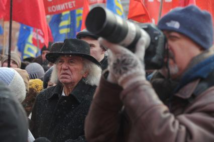 Во время митинга КПРФ  ЗА ДОСТОЙНУЮ ЖИЗНЬ И ЧЕСТНЫЕ ВЫБОРЫ  на Манежной площади. На снимке: фотограф за работой. 21 января 2012 года.