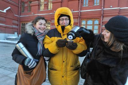 Зима. Люди пьют горячий чай из термоса в морозную погоду. 24 января 2012 года.