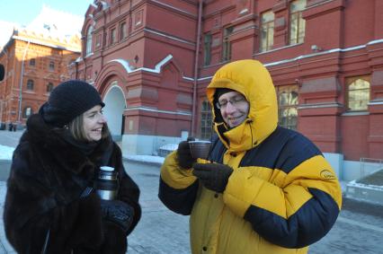 Зима. Люди пьют горячий чай из термоса  в морозную погоду. 24 января 2012 года.