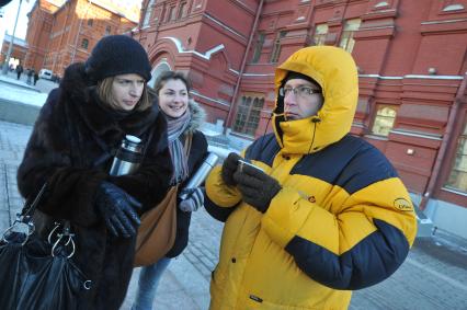 Зима. Люди пьют горячий чай из термоса  в морозную погоду. 24 января 2012 года.