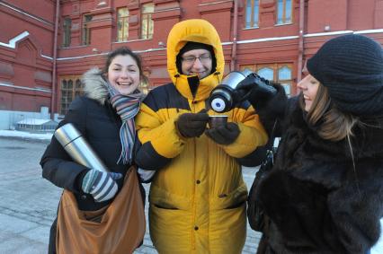 Зима. Люди пьют горячий чай из термоса  в морозную погоду. 24 января 2012 года.