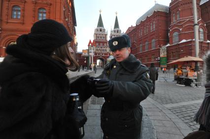 Зима. Девушка наливает полицейскому горячий чай из термоса в морозную погоду. 24 января 2012 года.