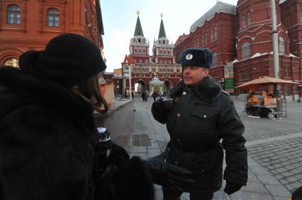 Зима. Девушка угостила полицейского горячим чай из термоса в морозную погоду. 24 января 2012 года.