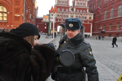 Зима. Девушка наливает полицейскому горячий чай из термоса в морозную погоду. 24 января 2012 года.