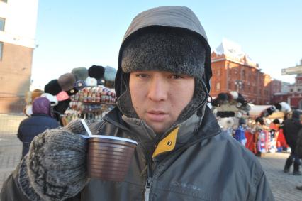 Зима. Мужчина согревается горячим чаем в морозную погоду. 24 января 2012 года.