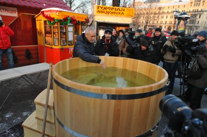 На Крещение на площади Революции установили деревянную купель. 19 января 2012 года