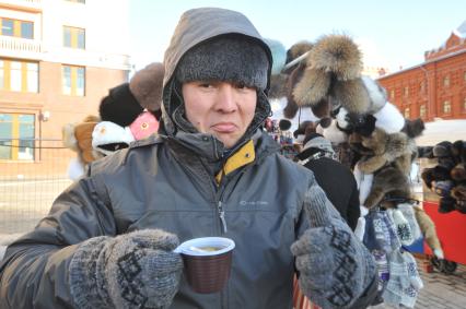 Зима. Мужчина согревается горячим чаем в морозную погоду. 24 января 2012 года.