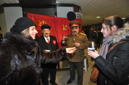 Подземный переход метро. Девушки угощают мужчин в образе В.И.Ленина и И.В.Сталина горячим чаем из термоса. 24 января 2012 года.