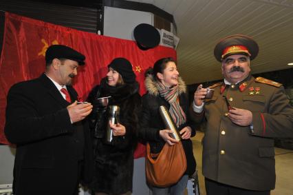 Подземный переход метро. Девушки угощают мужчин в образе В.И.Ленина и И.В.Сталина горячим чаем из термоса. 24 января 2012 года.