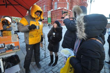 Красная площадь. Организатор экскурсий согревается горячим чаем в холодную погоду. 24 января 2012 года.