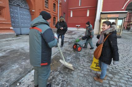 Красная площадь. Рабочие коммунальных служб убирают мостовую. 24 января 2012 года.