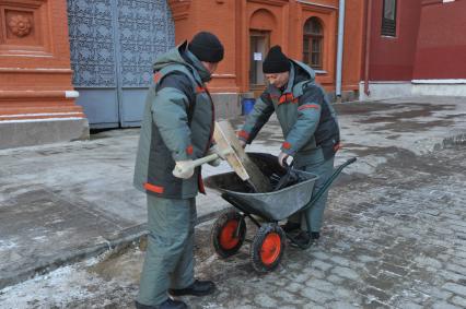 Красная площадь. Рабочие коммунальных служб убирают мостовую. 24 января 2012 года.