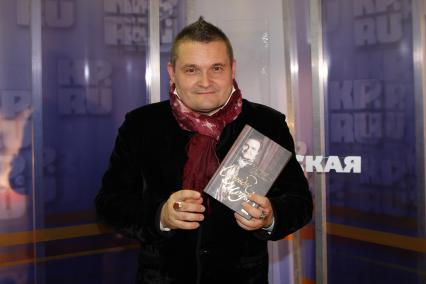 Историк моды, декоратор интерьеров, театральный художник, ведущий программы МОДНЫЙ ПРИГОВОР Александр Васильев в КП. 15 мая 2009 года.