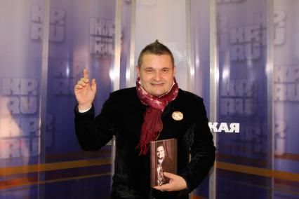 Историк моды, декоратор интерьеров, театральный художник, ведущий программы МОДНЫЙ ПРИГОВОР Александр Васильев в КП. 15 мая 2009 года.