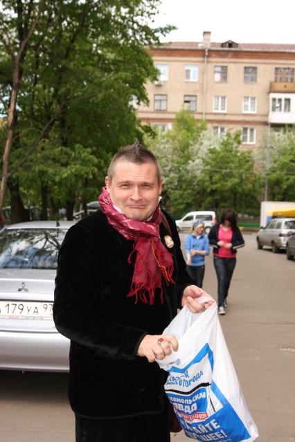 Историк моды, декоратор интерьеров, театральный художник, ведущий программы МОДНЫЙ ПРИГОВОР Александр Васильев в КП. 15 мая 2009 года.