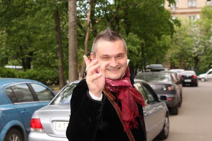 Историк моды, декоратор интерьеров, театральный художник, ведущий программы МОДНЫЙ ПРИГОВОР Александр Васильев в КП. 15 мая 2009 года.