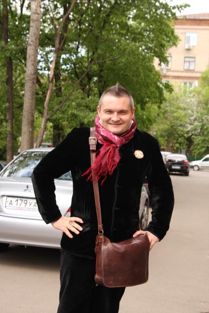 Историк моды, декоратор интерьеров, театральный художник, ведущий программы МОДНЫЙ ПРИГОВОР Александр Васильев в КП. 15 мая 2009 года.
