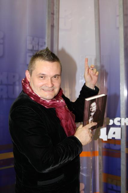 Историк моды, декоратор интерьеров, театральный художник, ведущий программы МОДНЫЙ ПРИГОВОР Александр Васильев в КП. 15 мая 2009 года.