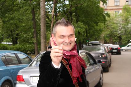 Историк моды, декоратор интерьеров, театральный художник, ведущий программы МОДНЫЙ ПРИГОВОР Александр Васильев в КП. 15 мая 2009 года.