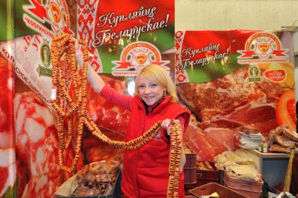 Торговля. Ярмарка. Белорусский мясопродукт. Продавец. Сосиски. Мясная лавка. 25 января 2012 года