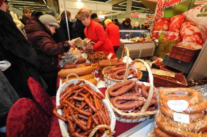 Торговля. Ярмарка. Белорусский мясопродукт. Продавец мясной лавки.  Покупатели. 25 января 2012 года