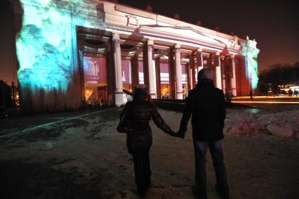 День студента в ЦПКиО имени Горького. Мэппинг - шоу на Центральных воротах парка. На снимке: вечерняя прогулка зимой. 25 января 2012 года.