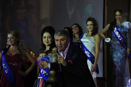 Финал конкурса МИССИС РОССИЯ - 2011. На снимке: победительница конкурса красоты Юлия Заважанская и певец Сосо Павлиашвили. 11 декабря 2011 года