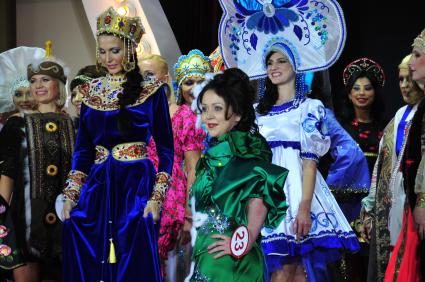 Финал конкурса МИССИС РОССИЯ - 2011. На снимке: победительница конкурса красоты Юлия Заважанская. 11 декабря 2011 года