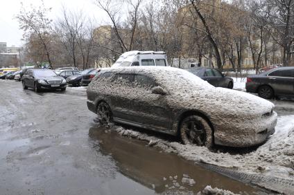 Автомобиль в грязном снегу. Москва. 29 января 2009 года.