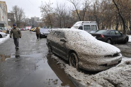 Автомобиль в грязном снегу. Москва. 29 января 2009 года.