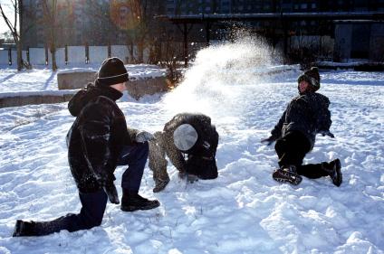 Зимние развлечения. Дети играют в снежки. Москва. 02 февраля 2009 года.