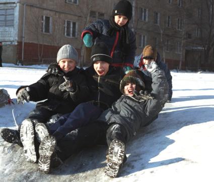 Зимние развлечения. Дети катаются с горки. Москва. 02 февраля 2009 года.