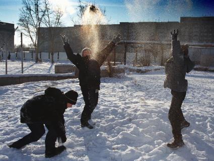 Зимние развлечения. Дети играют в снежки. Москва. 02 февраля 2009 года.