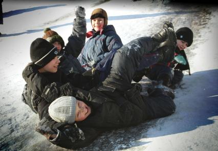 Зимние развлечения. Дети катаются с горки. Москва. 02 февраля 2009 года.