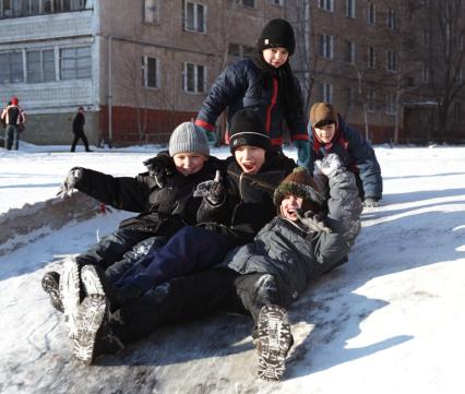 Зимние развлечения. Дети катаются с горки. Москва. 02 февраля 2009 года.