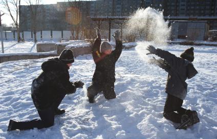 Зимние развлечения. Дети играют в снежки. Москва. 02 февраля 2009 года.