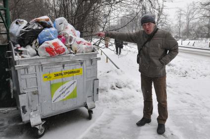 Контейнер с мусором на улице.  Москва. 04 февраля 2009 года.