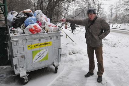 Контейнер с мусором на улице.  Москва. 04 февраля 2009 года.