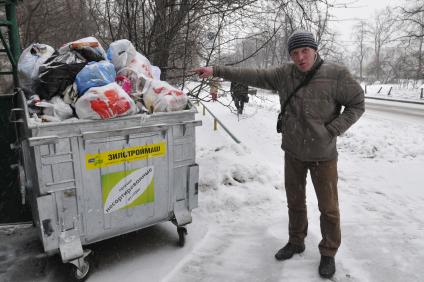 Контейнер с мусором на улице.  Москва. 04 февраля 2009 года.